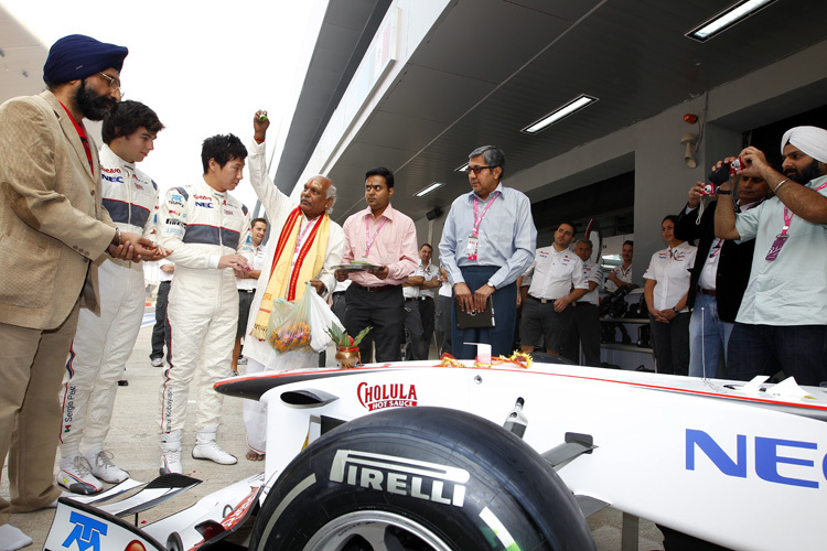 Der Sauber-Rennwagen wird 2011 in Indien gesegnet
