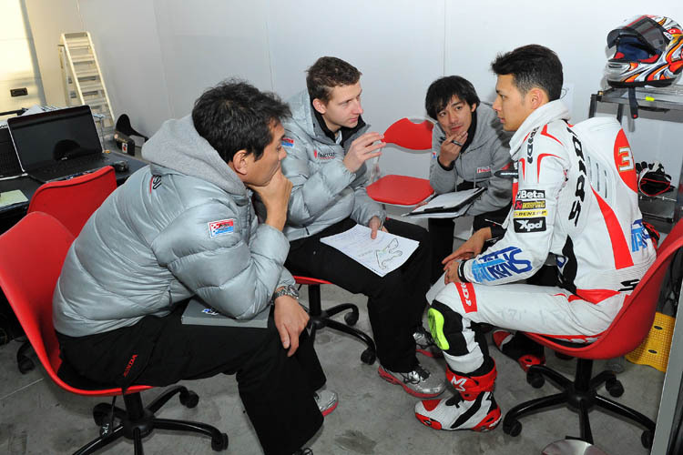 Takaaki Nakagami (re.): Im japanischen Team wird anders gearbeitet als bei Italtrans