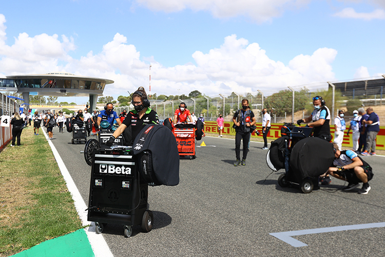 Die Superbike-Teams standen am Samstag schon auf dem Grid, als die traurige Nachricht kam