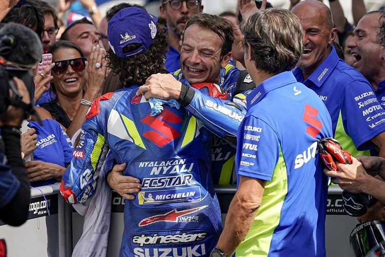 Sylvain Guintoli umarmt Silverstone-Sieger Alex Rins