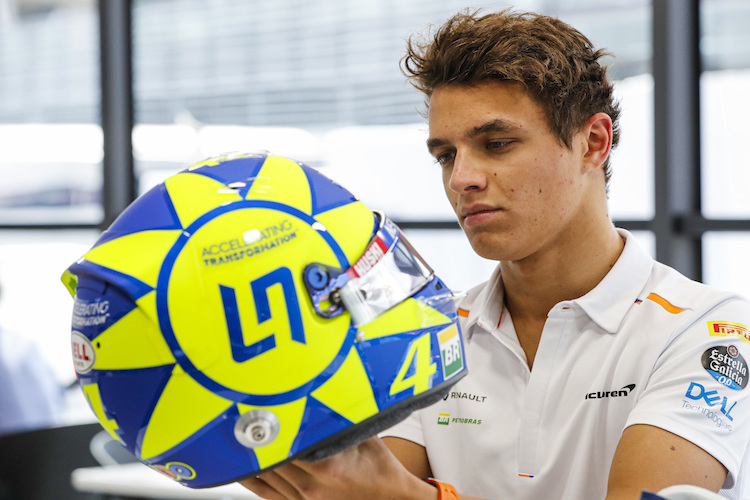 Lando Norris begutachtet seinen Rossi-Helm für Monza