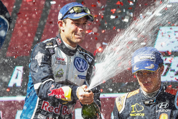 Andreas Mikkelsen feiert seinen Sieg bei der Rallye Australien
