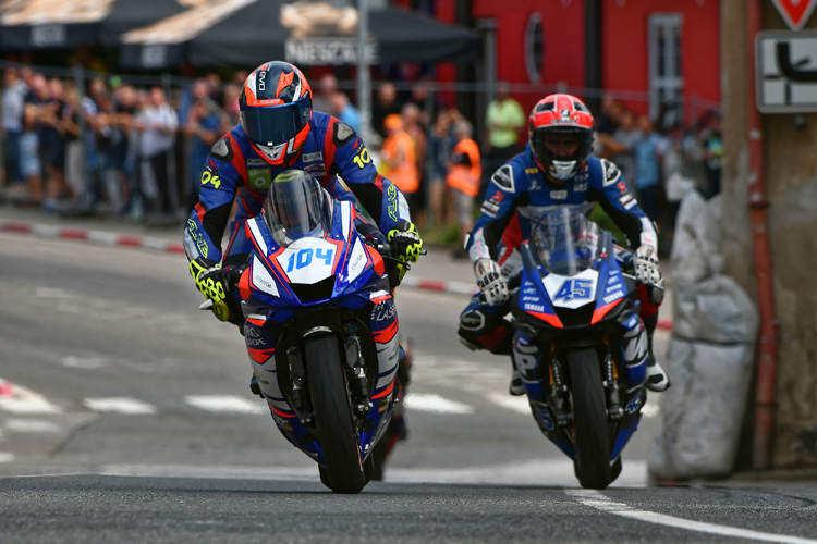 Christian Schmitz (104) und Matthieu Lagrive (45) donnern durch Horice