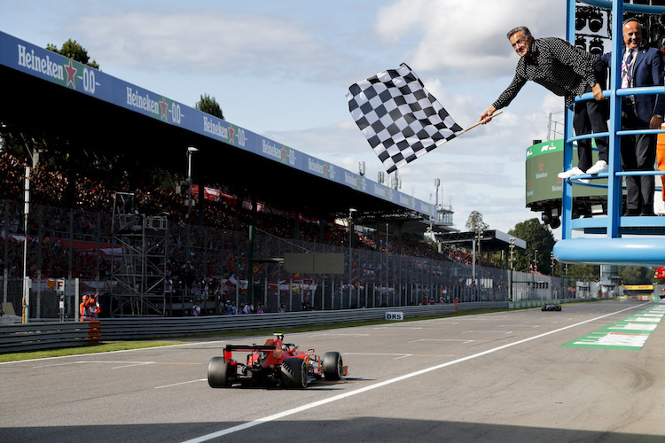 Jean Alesi zeigt Charles Leclerc in Monza die karierte Flagge