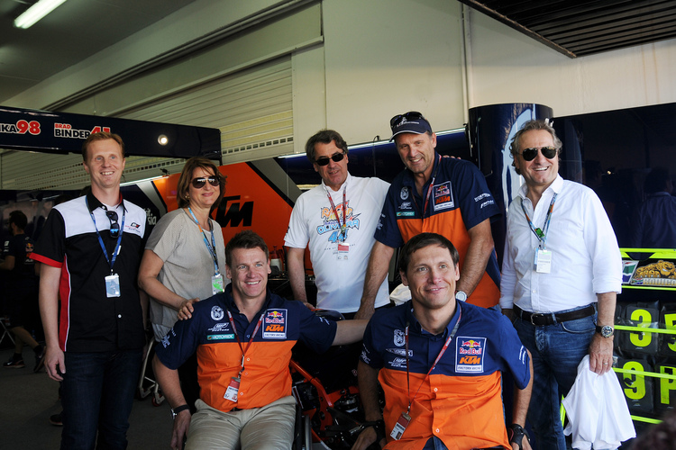 Stefan Pierer (Bildmitte) gestern in Valencia in der Red-Bull-KTM-Ajo-Box