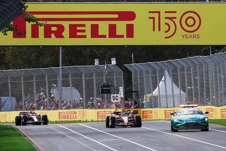 Das Safety-Car von Aston Martin vor Charles Leclerc und Max Verstappen
