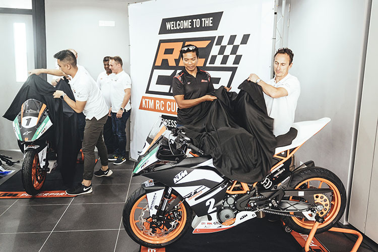 SIC-CEO Razlan Razali und Ex-GP-Pilot Jeremy McWilliams präsentierten in Sepang den neuen KTM RC Cup Asia 