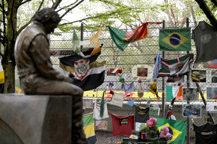 2022 am der Senna-Gedenkstätte in Imola: Auch hier haben die Menschen Roland Ratzenberger nicht vergessen