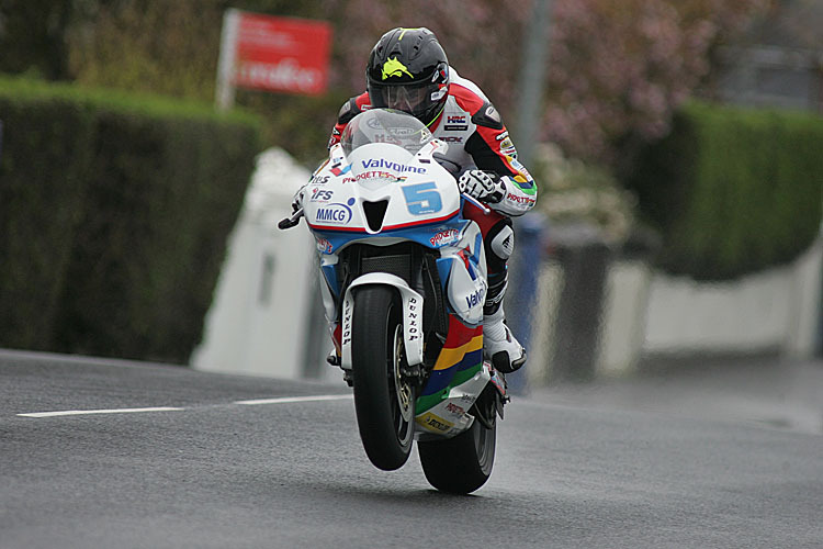 Bruce Anstey auf seiner Honda im ersten Training zum NW200