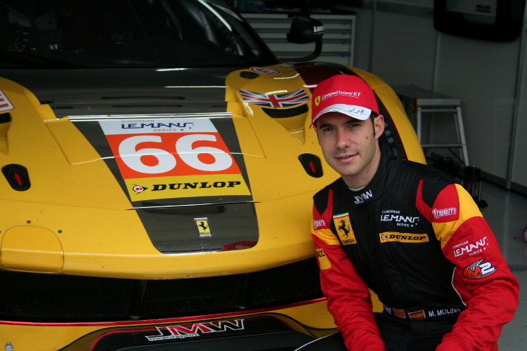 Miguel Molina vor dem Ferrari 488 GTE 