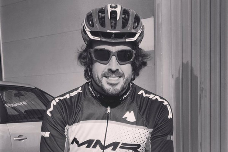 Fernando Alonso trainiert schon wieder auf dem Bike