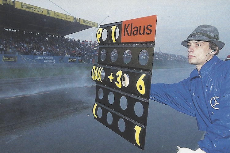 P1 für den Rain-Man: Positionsanzeige für Leader Ludwig durch Hans Ziegler beim DTM-Regenrennen am Ring 1994 