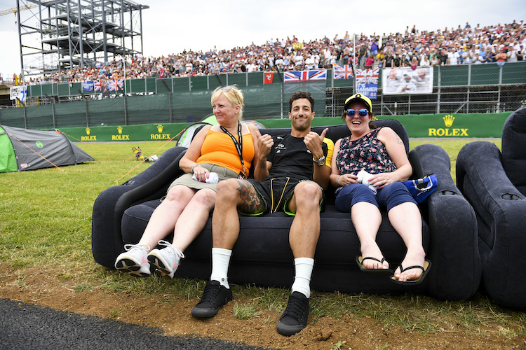 Daniel Ricciardo mit zwei Fans in Silverstone