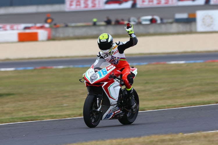 Jules Cluzel jubelt über den Sieg in Magny-Cours