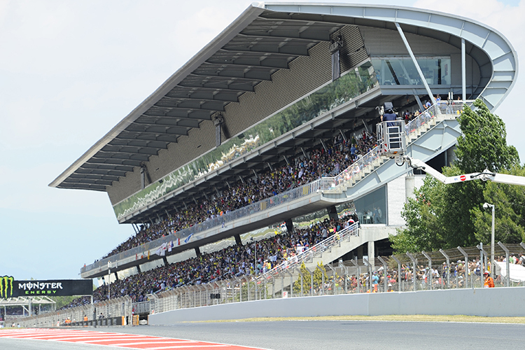 Beim MotoGP-Rennen sind die Tribünen in Barcelona prall gefüllt