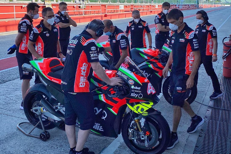 Die Aprilia-Mannschaft arbeitet in Misano natürlich auch mit Mund-Nasen-Schutz