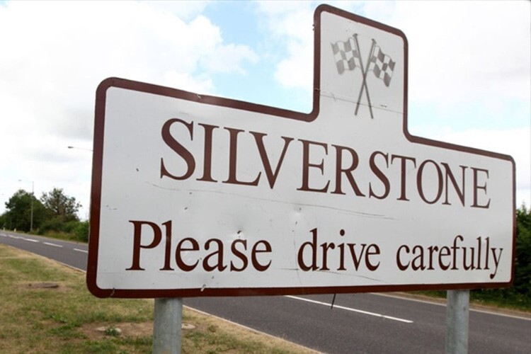 Silverstone und eine Bitte, welche die Rennfahrer nicht immer beherzigen
