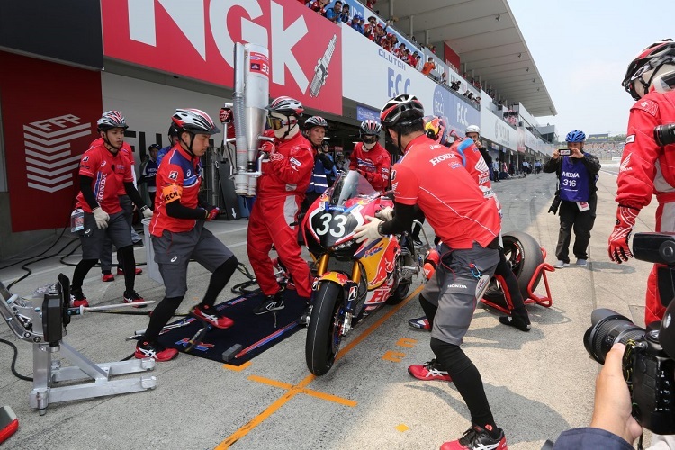 Pit-Stop für das Team Red Bull Honda mit Bradl