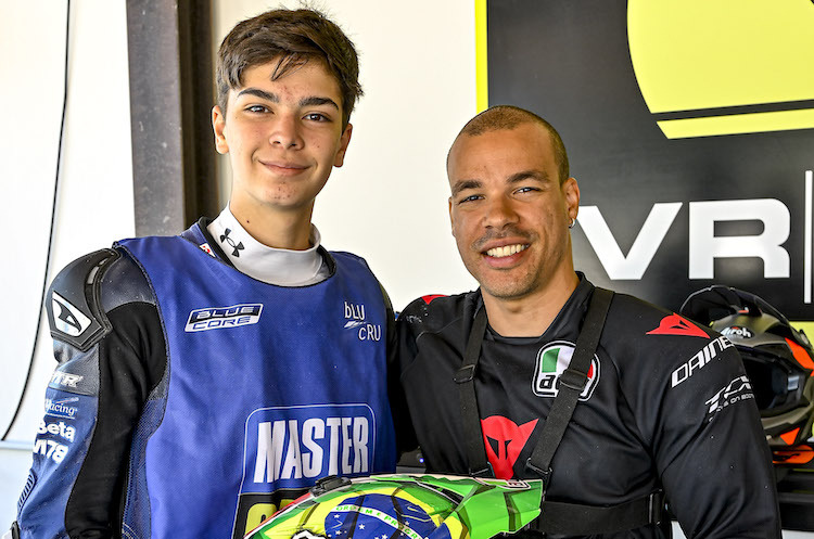 Master Camp-Teilnehmer Eduardo Burr gemeinsam mit Yamaha-MotoGP-Star Franco Morbidelli