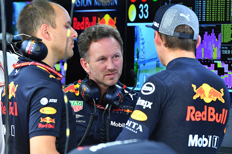 Max Verstappen erklärt in der RBR-Box, was passiert ist, in der Mitte hört Christian Horner zu