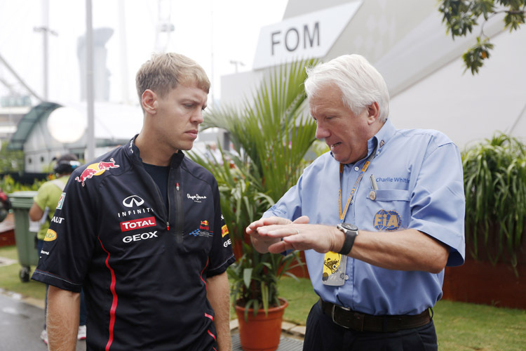 Charly Whiting erklärt Vettel die Linie in Singapur