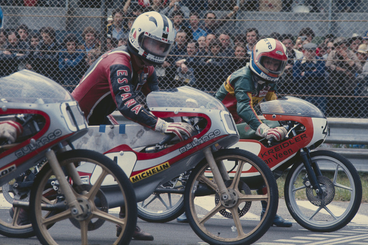 1977: Angel Nieto (Bultaco), ganz hinten sein Rivale Jan de Vries (Kreidler)