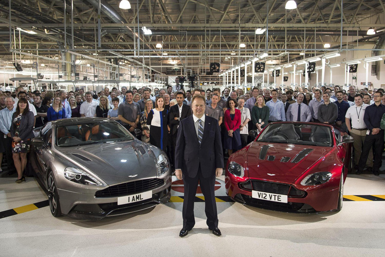 Aston-Martin-Chef Andy Palmer mit einigen seiner Angestellten