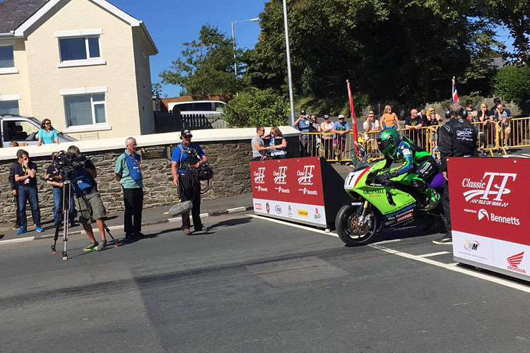 Horst Saiger startet auf der Greenall Racing Kawasaki in das Rennen der Superbike Classic TT