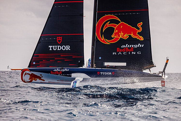 Alinghi Red Bull Racing: Das Wettkampf-Boot erreicht 100 km/h