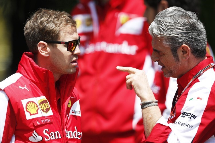 Sebastian Vettel mit Ferrari-Teamchef Maurizio Arrivabene