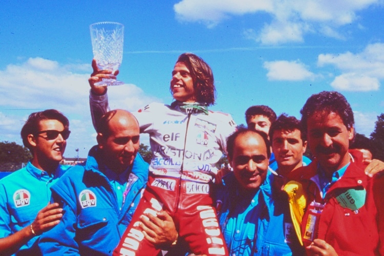17 Jahr – langes Haar. Loris «Capirex» Capirosssi ist ein Rekordhalter der Motorrad-WM. Mit 17 Jahren und 161 Tagen, wenn auch knapp, jüngster Weltmeister aller Zeiten
