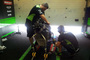 Schnappschuss: Das Kawasaki-Werksteam arbeitet am Sturzbike von Tom Sykes