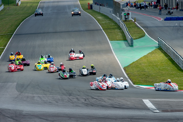 13 Teams bei der WM in Oschersleben in der Startkurve