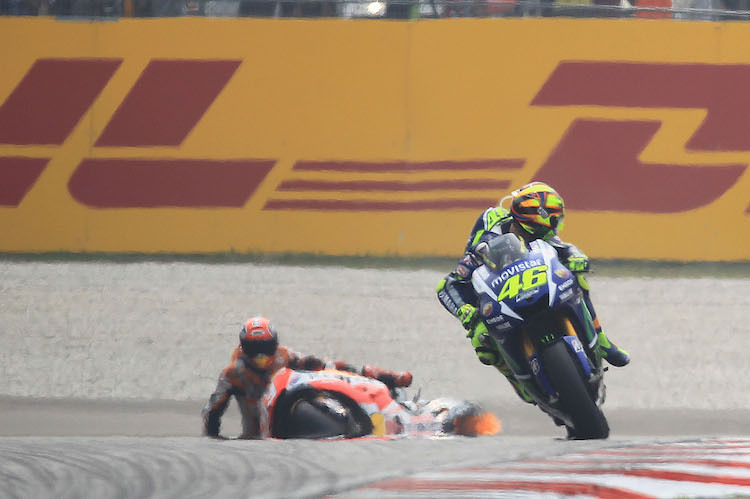 Sepang 2015: Valentino Rossi blickt auf den gestürzten Marc Márquez zurück