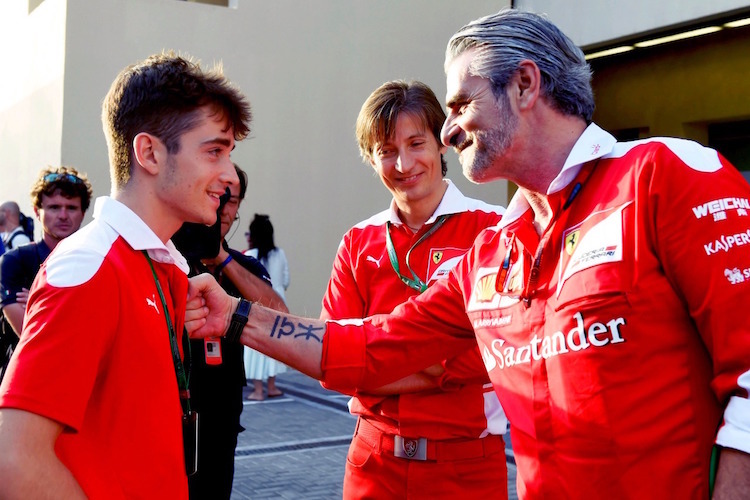 Charles Leclerc 2017 in Abu Dhabi, nach dem Formel-2-Titelgewinn mit Massimo Rivola und Ferrari-Teamchef Maurizio Arrivabene