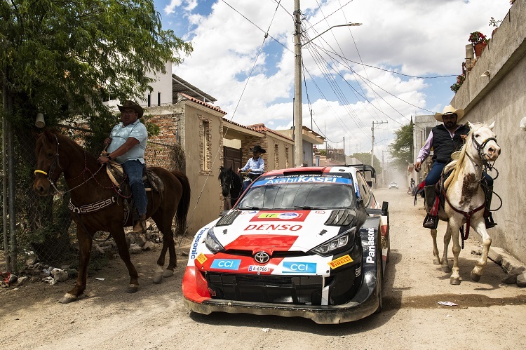 Mexiknaische Reiter eskortieren Sébastien Ogier zum Sieg