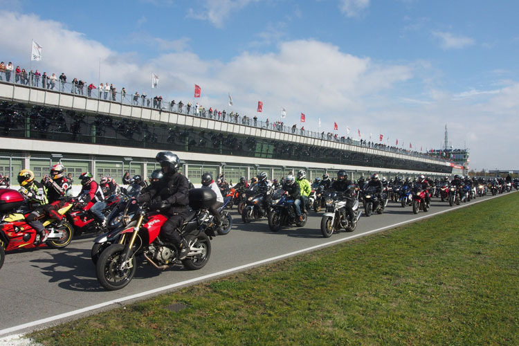 Tausende Motorradfahrer auf dem Masaryk-Ring in Brünn