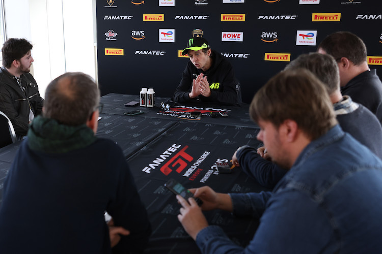 Valentino Rossi gibt Medienvertretern einen Ausblick auf die Saison 2025