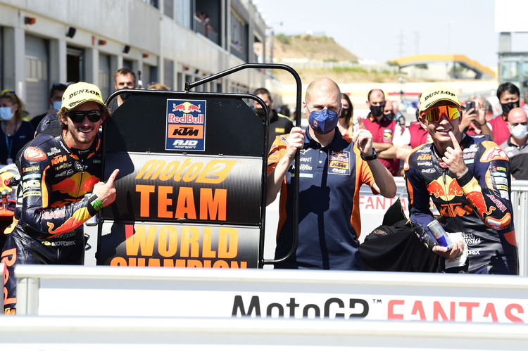 Remy Gardner (links) und Raúl Fernandez feiern mit Teamchef Aki Ajo den Doppelsieg im MotorLand Aragón