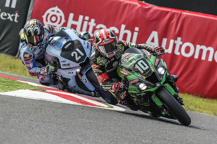 Jonathan Rea (Kawasaki) vor Katsuyuki Nakasuga (Yamaha)