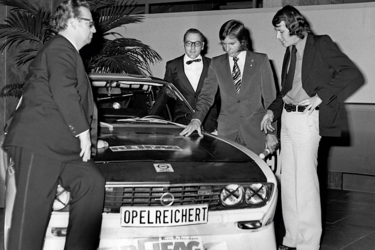 Unfreiwilliger Werbeauftritt: Fittipaldi, Autor Braun und befrackte MAC-Vorstände im Hilton-Foyer beim Opel-Rundgang