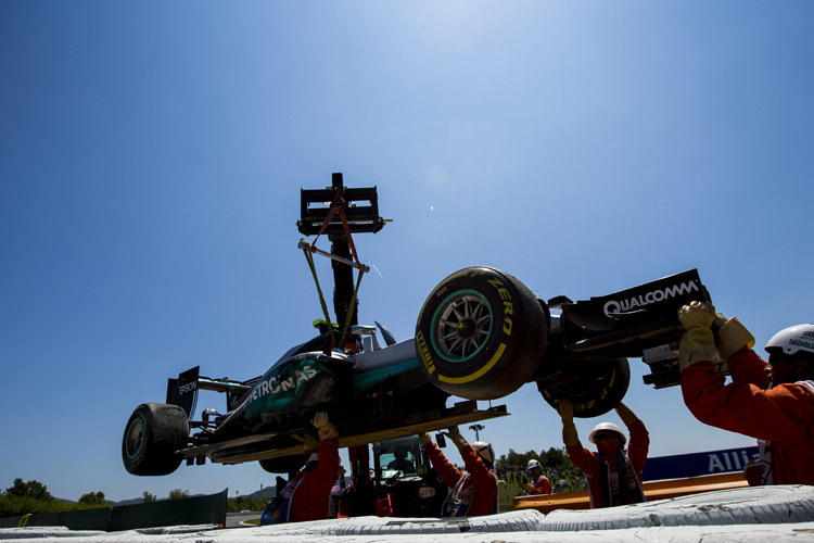 Viel zu tun: Der Crash von Lewis Hamilton und Nico Rosberg bescherte den Mercedes-Mitarbeitern Extra-Abreitsstunden