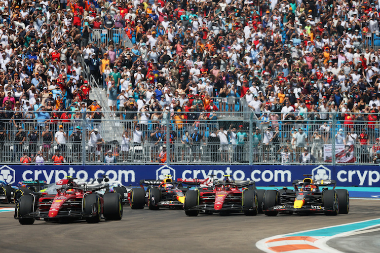 Max Verstappen griff Carlos Sainz gleich nach dem Start erfolgreich an – und legte damit den Grundstein für den Sieg in Miami