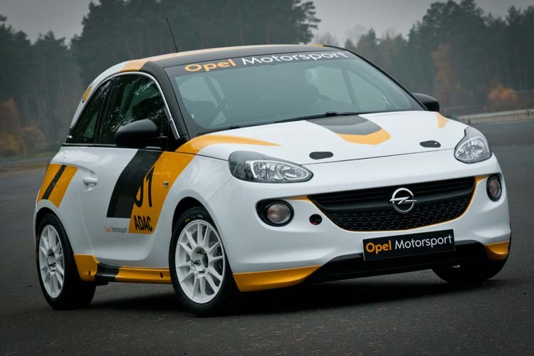 Steht bereit: Das Dienstauto für den ADAC Opel Rallye Cup