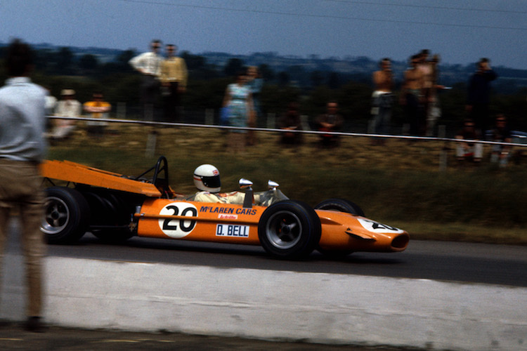 Derek Bell im klobigen McLaren M9A