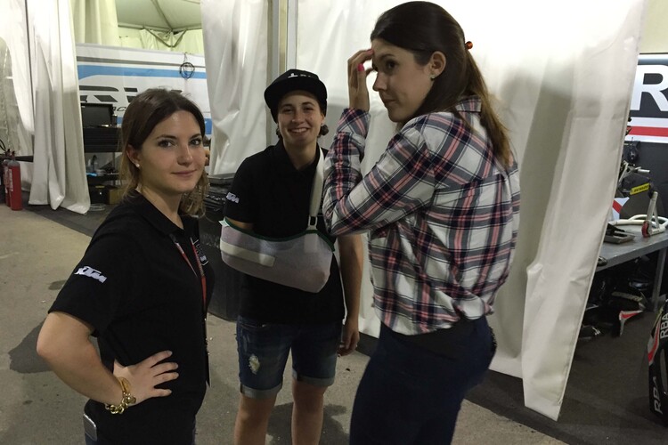 Ana Carrasco (Mitte) im Paddock des Losail Circuits