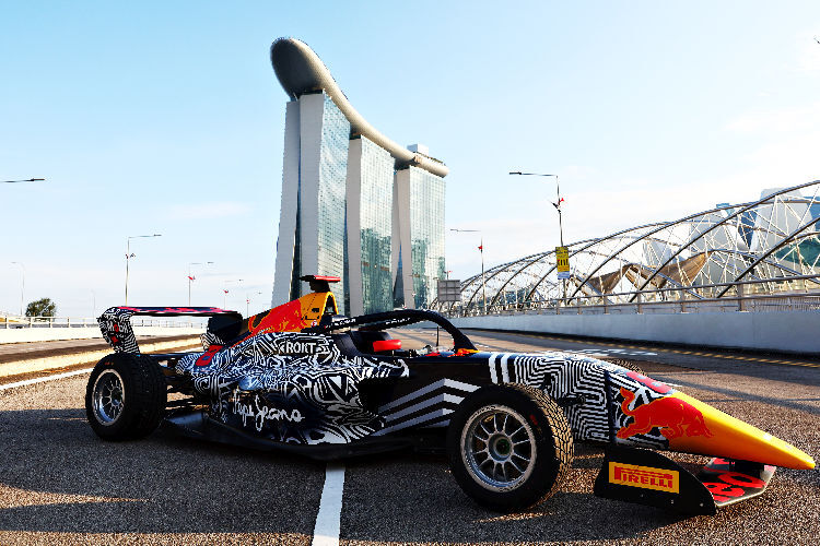 Das Academy-Auto mit der Sonderlackierung vor dem Singapurer Wahrzeichen Marina Bay Sands