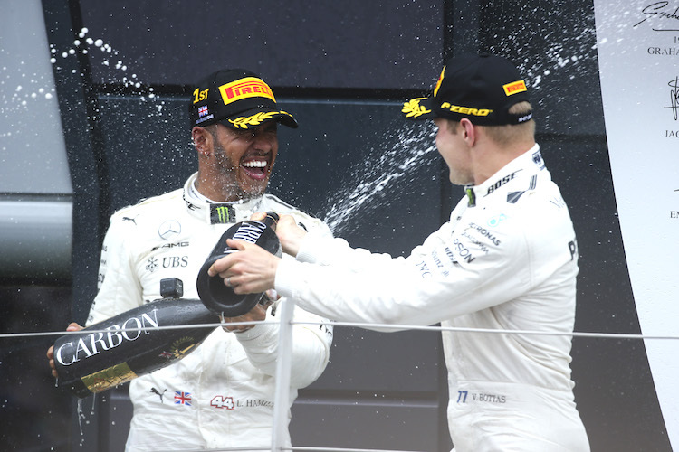 Lewis Hamilton und Valtteri Bottas mit einer Kamera-bestückten Carbon-Flasche