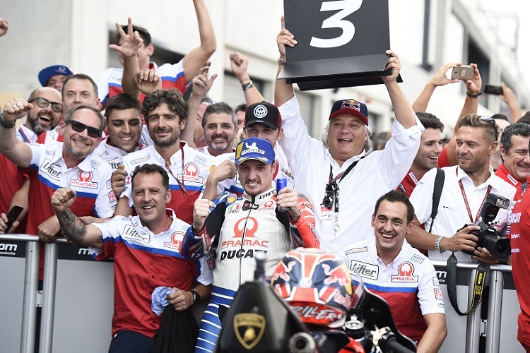 Die Pramac-Ducati-Crew feiert den dritten Platz von Jack Miller (Campinoti hält die Tafel)