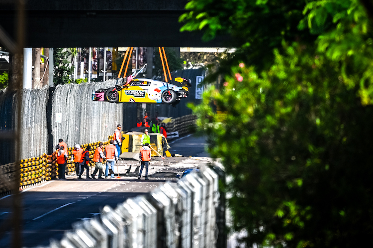 Goodbye Kitty - der zerstörte Uno Racing Team Audi R8 LMS GT3 nach dem Einschlag von Adderly Fong im Qualifikationsrennen in Macau